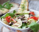 Salat med grønnsaker stekte i ovn og fetaost