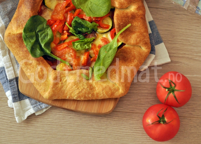 Galette med salami, mozzarella og grønnsaker
