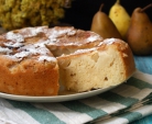 Kake med pærer og kulturmelk i multikoker