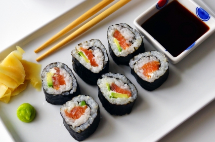Sushi med laks og avokado