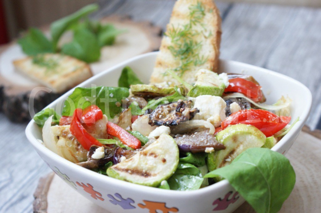 Salat med grønnsaker stekte i ovn og fetaost