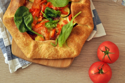 Galette med salami, mozzarella og grønnsaker