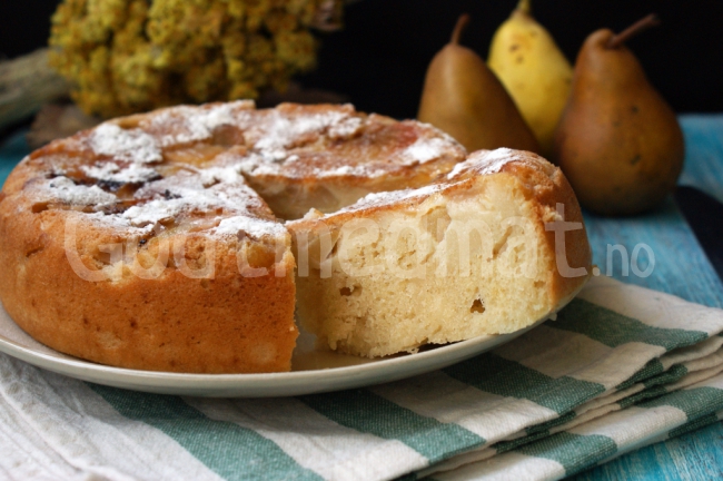 Kake med pærer og kulturmelk i multikoker